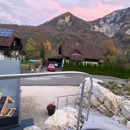 Dom wakacyjny Ferienyogahaus Bergblick Neues Blockhaus! Ferlach
